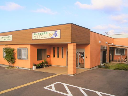 明るい外観の建物  