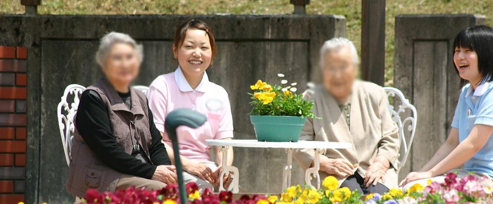 笑顔で集う中庭
