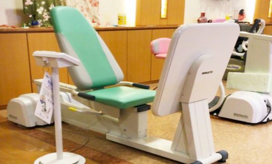 訓練用機器が並ぶ部屋