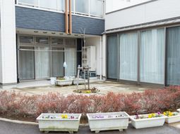 ガラス戸と花壇の庭