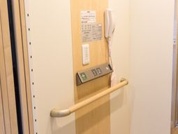廊下の安全ハンドレールとインターホン