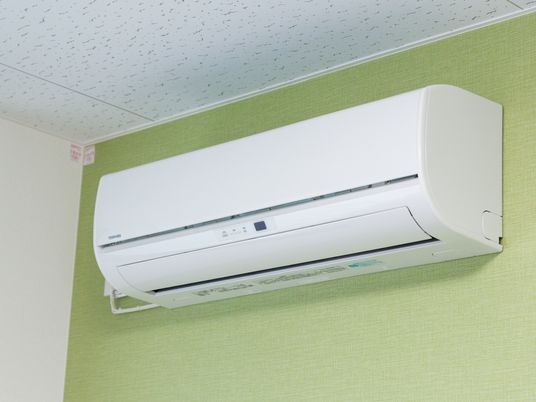 壁掛けエアコンのクローズアップ