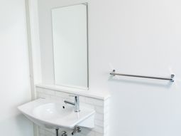 清潔な洗面台と鏡