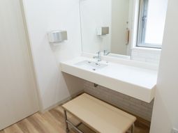 清潔な洗面台とミラー