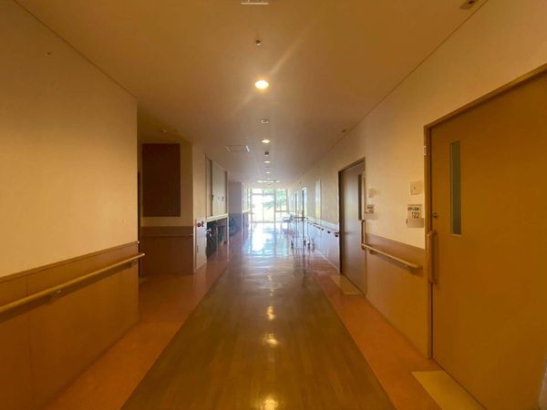 自然光が差し込む廊下