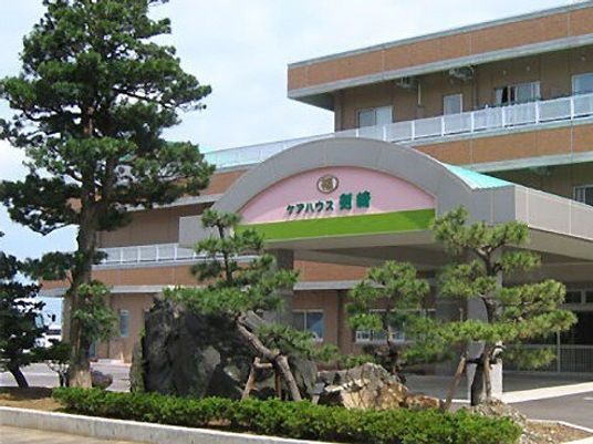 緑豊かな外観エントランス