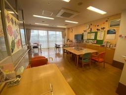 自然光が入るラウンジ