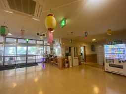 明るい広間の様子