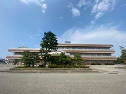 木々のある建物外観