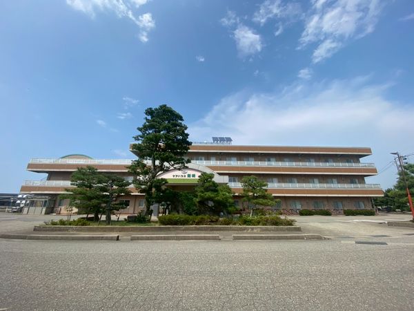 木々のある建物外観