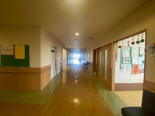 長い廊下と掲示物 廊下 自然光が差し込む長い廊下です。掲示板には最新の情報が載っており、職員にとっても便利です。
