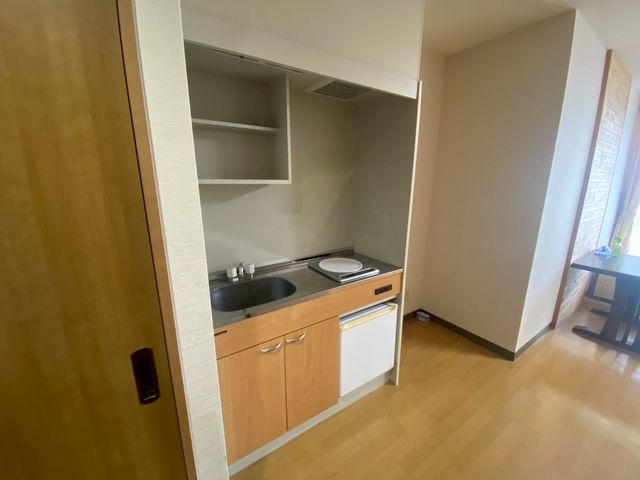 コンパクトなキッチン キッチン 調理に便利なキッチンが備えられた空間です。設備も整っており、日常の利用に最適です。