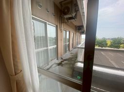 屋外に面した長い通路