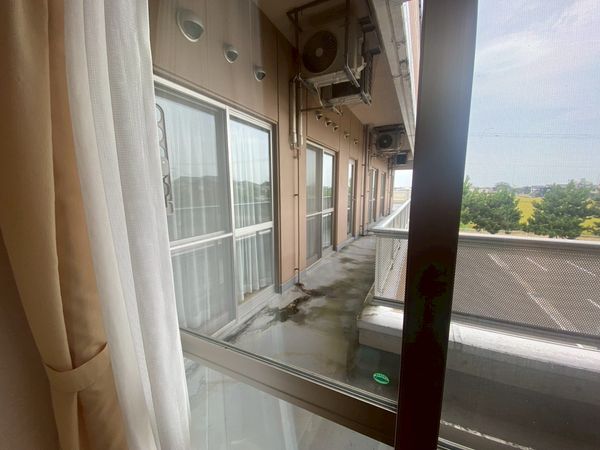 屋外に面した長い通路