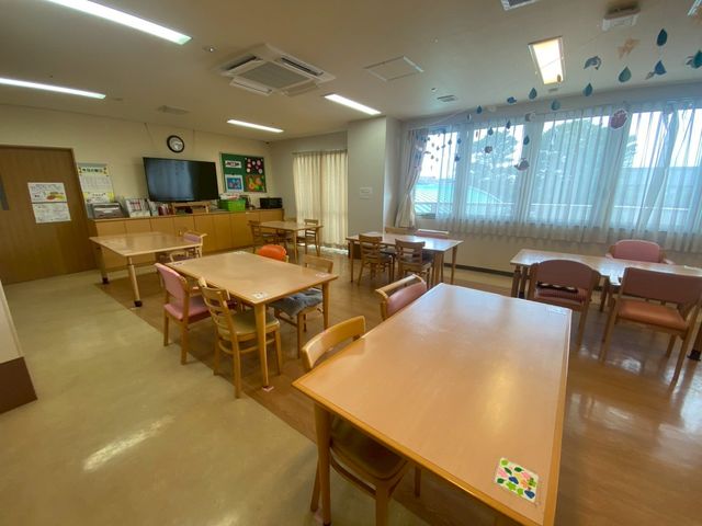 広々としたラウンジ ラウンジ 明るい自然光が差し込む広々とした共有スペースです。椅子に座ってリラックスできます。