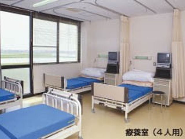 4人用の部屋 居室 明るい自然光が差し込む、快適な4人部屋です。一人一人のスペースが確保されています。