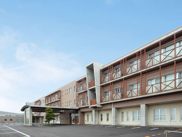 充実した施設の外観 外観 車椅子でもアクセスしやすい、広々としたエントランスが特徴です。