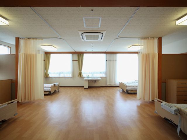 カーテンで仕切られた居室 居室 自然光が差し込む広々とした空間です。プライバシーを考慮したカーテンで区切られたエリアがあります。