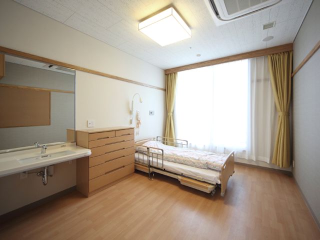 明るい個室の居室 居室 自然光が差し込む、広々とした個室です。快適な生活空間でリラックスして過ごせます。