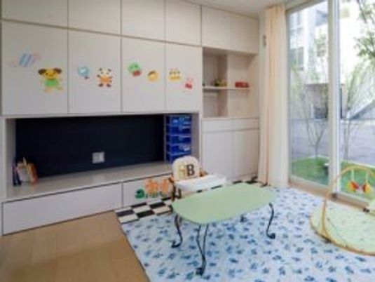 明るい室内と遊具のある和室