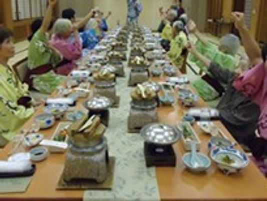 和室で行事を楽しむ人たち