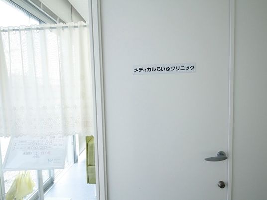 明るい廊下の片引き戸