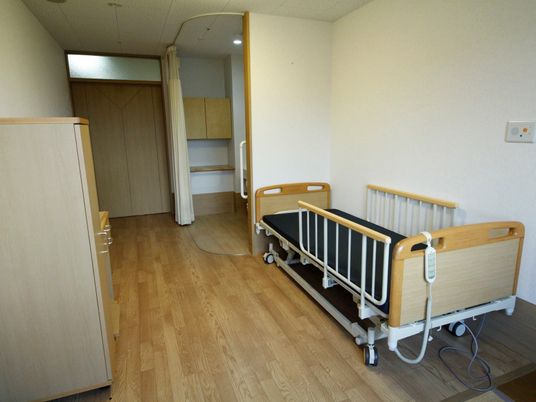 居室のベッドと家具