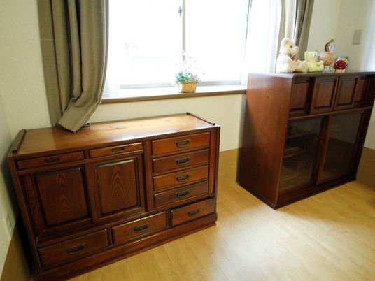 居室の家具と窓