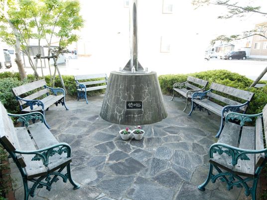 中庭のベンチと樹木