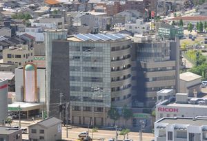 ガラス張りの建物外観