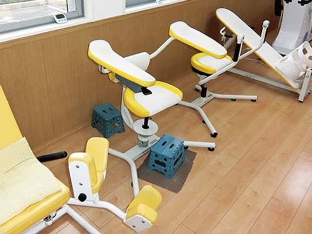 機能訓練室の設備 機能訓練室 広々としたスペースで、明るい光が差し込む中、リハビリテーションが快適に行えます。