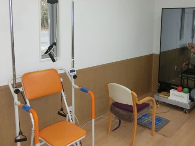 機能訓練室 機能訓練室 十分な自然光が差し込む、運動用具が揃ったスペースです。リハビリに最適な環境です。