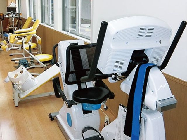 運動機器がある室内 機能訓練室 自然光が入る明るい室内では、快適にトレーニングを行うことができます。仕事環境も整っています。