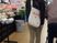 店内で商品を見る人々