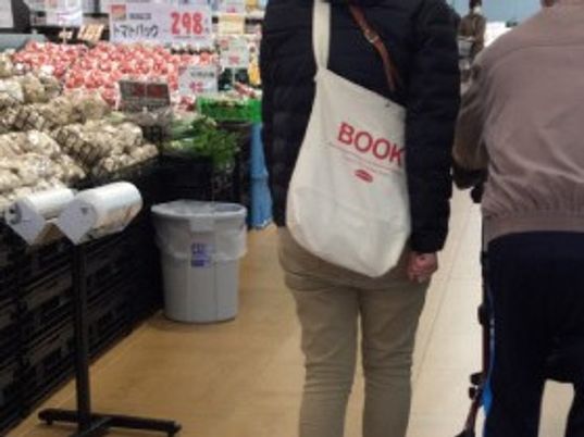 店内で商品を見る人々