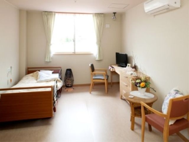 居心地の良い居室空間 居室2 明るく清潔感のある居室です。日常の快適さを大切にしており、個々の生活スタイルに合わせた環境作りを心がけています。