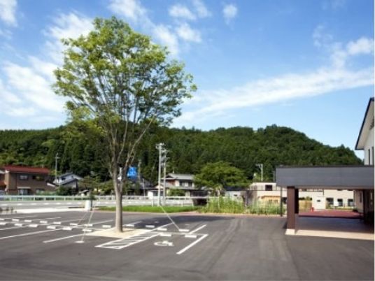 広々とした駐車場の様子