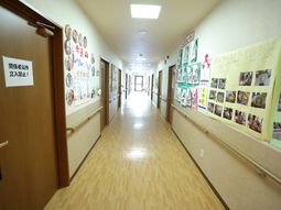 廊下に飾られた掲示物