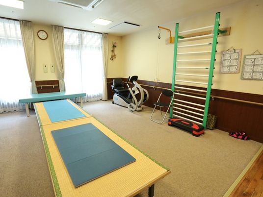 リハビリ器具が整った部屋