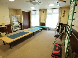 リハビリ用具が並ぶトレーニング室
