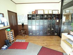 靴箱と受付があるエントランス