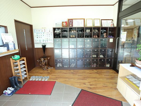 靴箱と受付があるエントランス