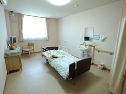 明るい個室の居室
