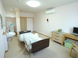 明るい居室の様子