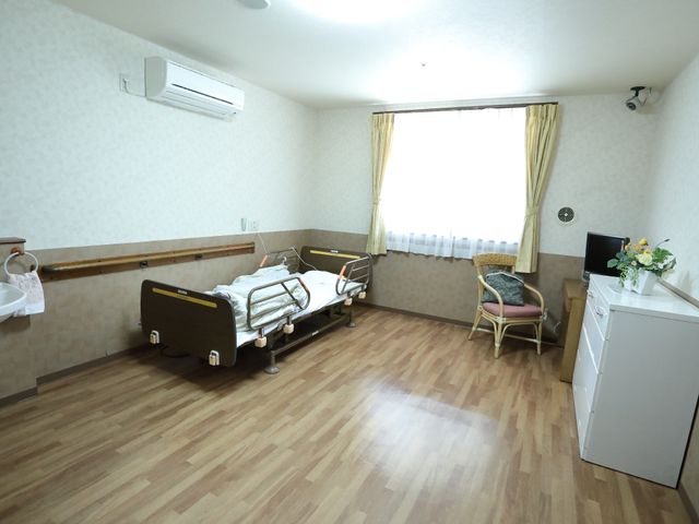 居室の様子 居室 広々とした居室には、日差しを感じる窓と個人用の家具が備わり、快適な個人空間を確保しています。家庭的な雰囲気でくつろぎながらお過ごしいただける環境です。