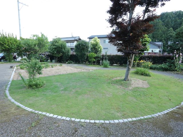 緑豊かな施設中庭 中庭 ゆったりとした自然があふれる中庭です。ここで新鮮な空気と季節の花々をお楽しみいただけます。