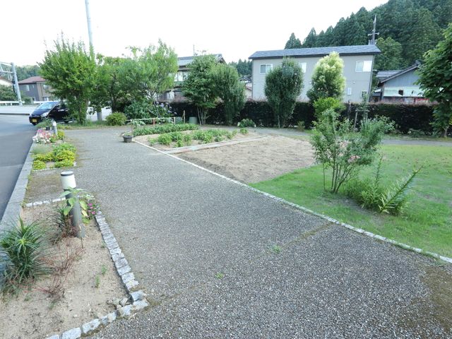 緑溢れる施設の中庭 中庭 ゆったりとした中庭は、四季折々の植物が楽しめる落ち着いた空間です。散策や休憩時の憩いの場としてお使いいただけます。