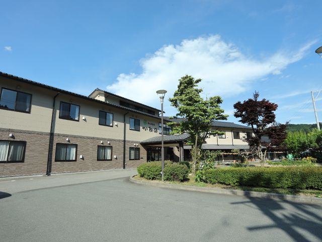 広々とした快適な外観 施設外観 緑豊かな庭が印象的な落ち着いた雰囲気の建物です。就業を検討中の方には、この心地よい環境がおすすめです。