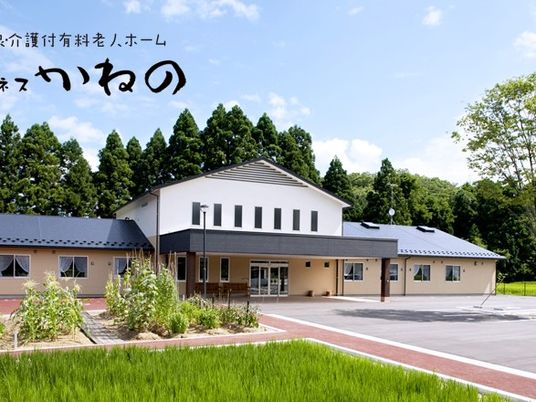 緑に囲まれた外観  