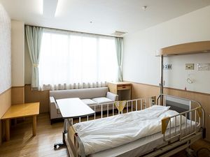 明るい居室のベッド  
